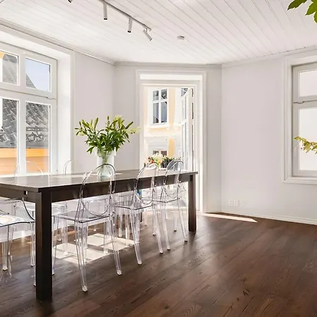 Renovated Gem With Balcony In Street Apartment Bergen