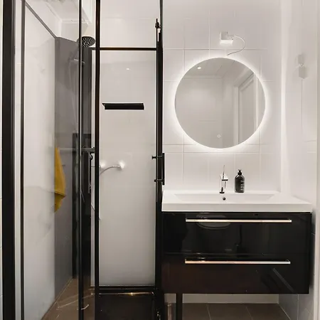 Renovated Gem With Balcony In Street Bergen