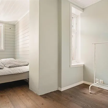 Renovated Gem With Balcony In Street Lägenhet *