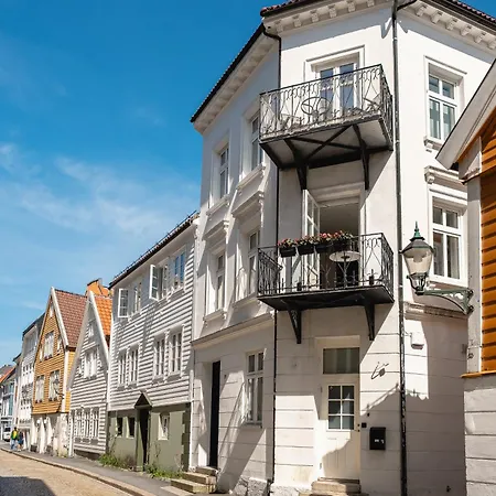 Apartment Renovated Gem With Balcony In Street Bergen